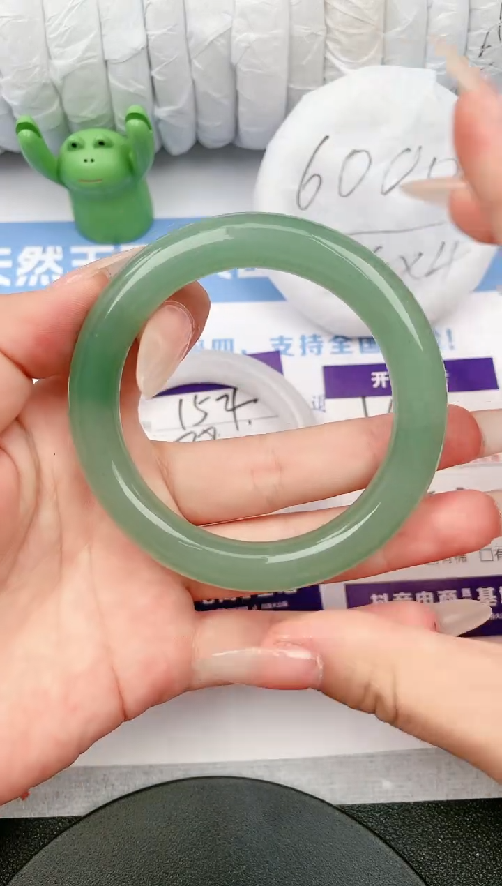 【闪购商品】石英质玉手镯未镶嵌x155-DC