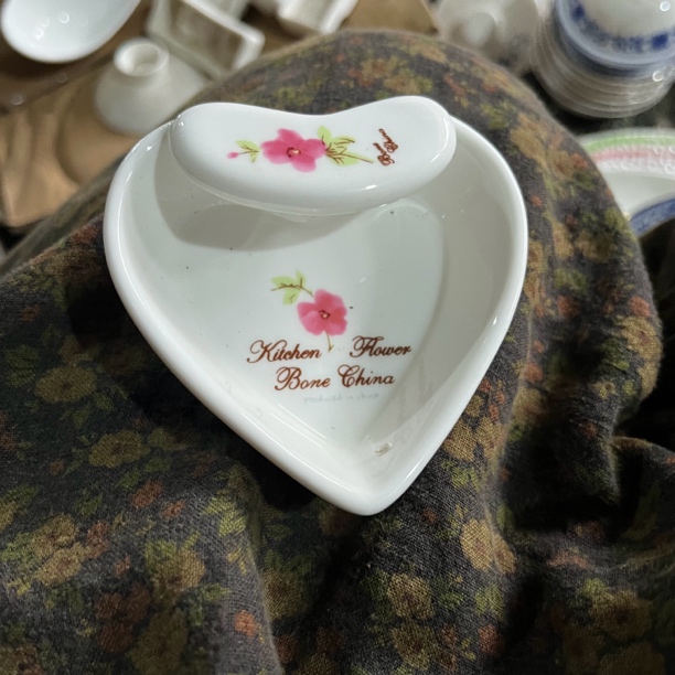 陶瓷托碟一个心形一个圆形