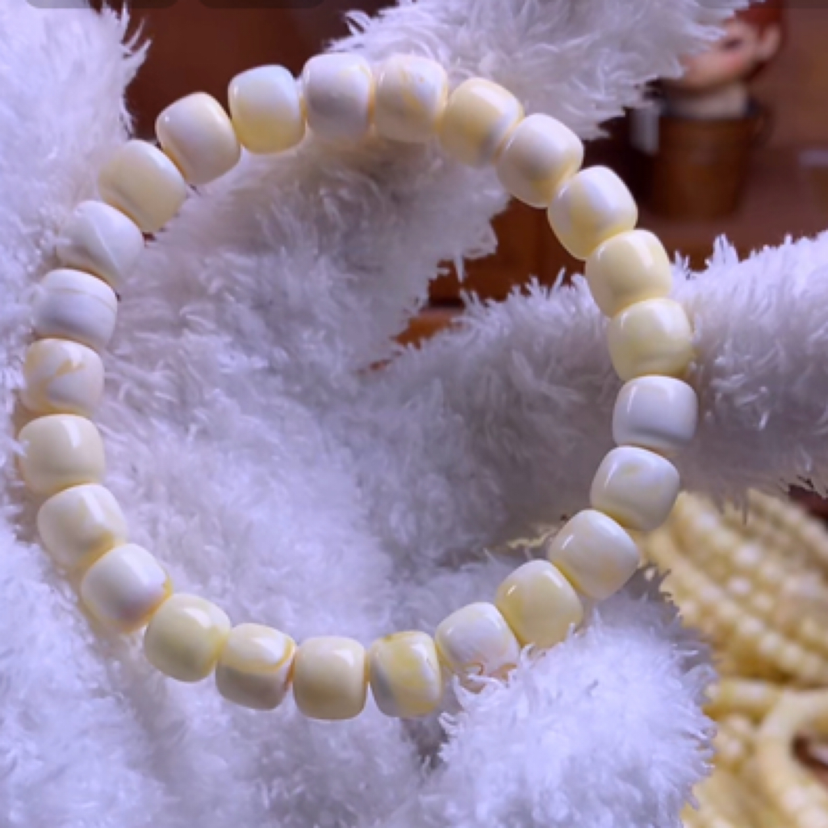 8.5毫米瓷白精工老型 俄料蜜蜡 一物一图