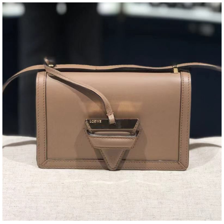 95新 LOEWE/罗意威 安洁利田哥三角包/BK0105671