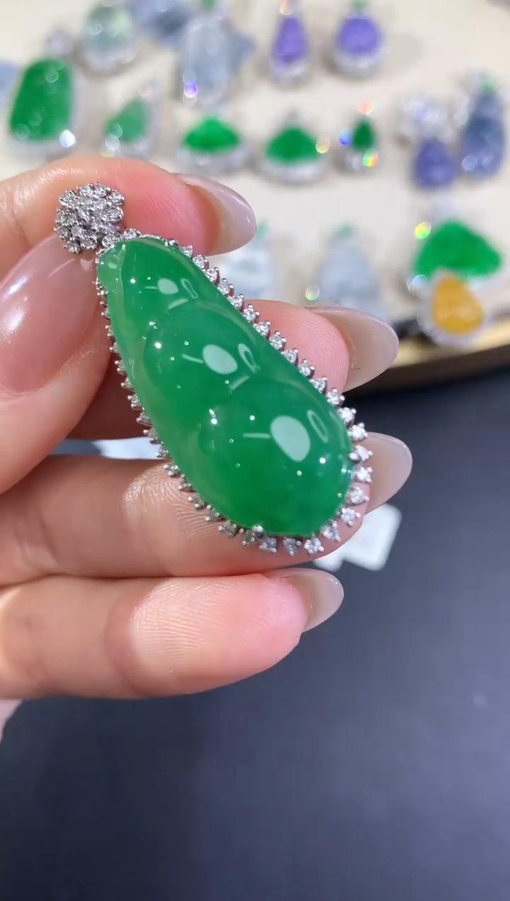 【闪购商品】翡翠吊坠(不含链)18K金镶嵌豆子|29800+0