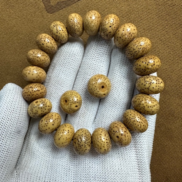 87号星月菩提鸡油黄手串10*14mm+足尺寸