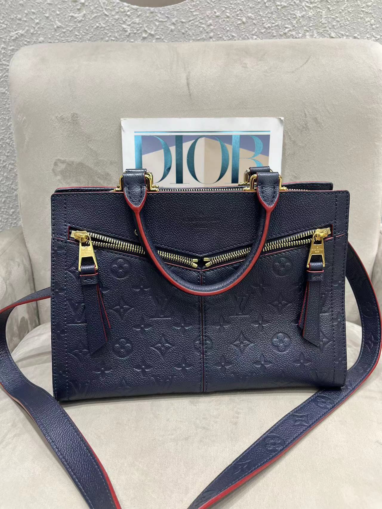 99新 LouisVuitton/路易威登 压花邮差包单肩斜跨包