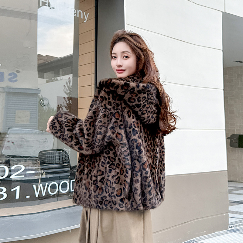 貂皮大衣女新款2025连帽气质时尚豹纹短款整貂块水貂毛皮草外套