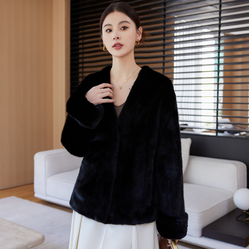 貂皮大衣女2025新款挽袖V领短款貂皮皮草水貂毛块貂冬季外套