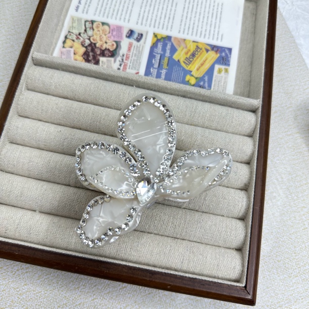 卓菲【时尚轻奢高级感三角梅抓夹】气质