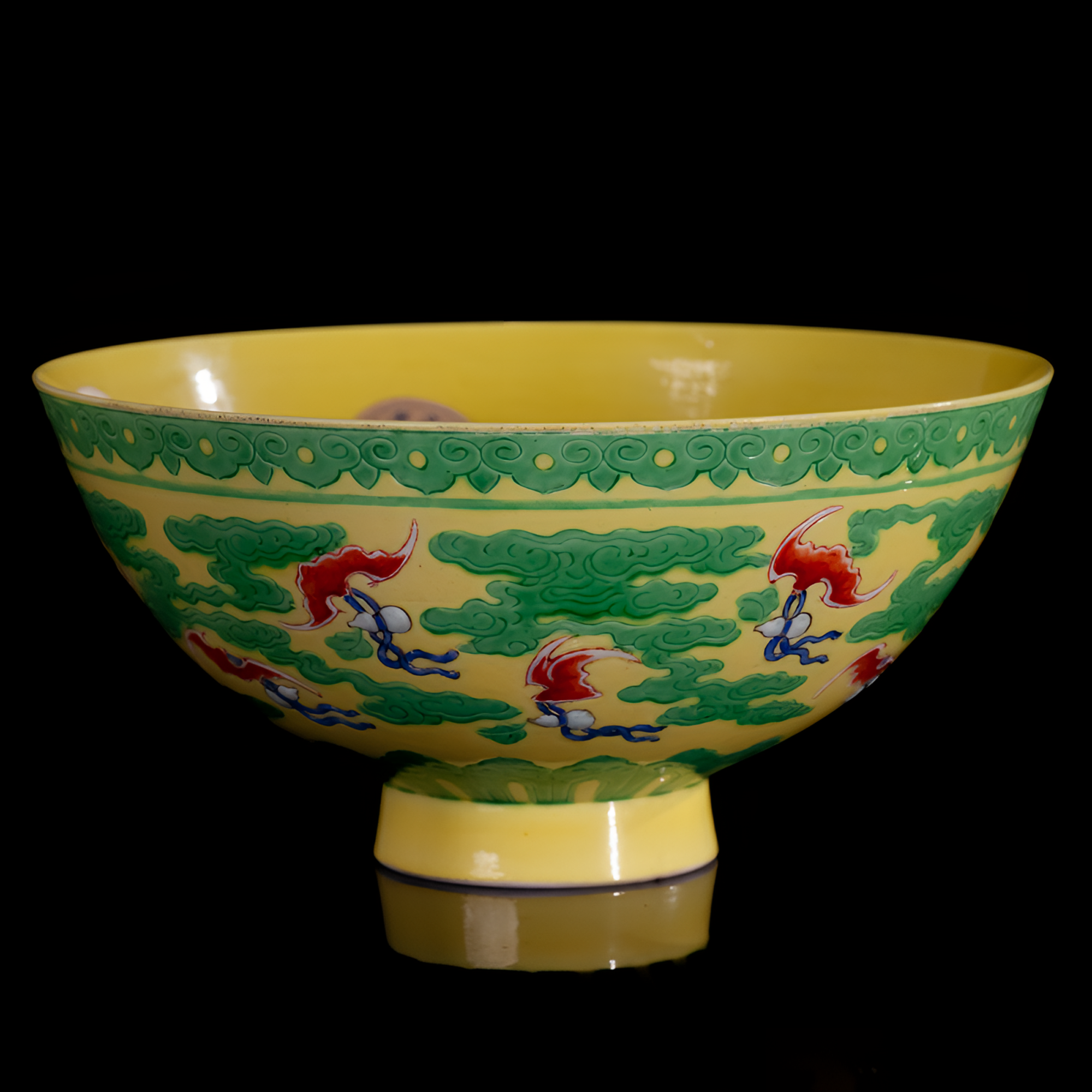 清 雍正 黄地云福纹碗W-2694