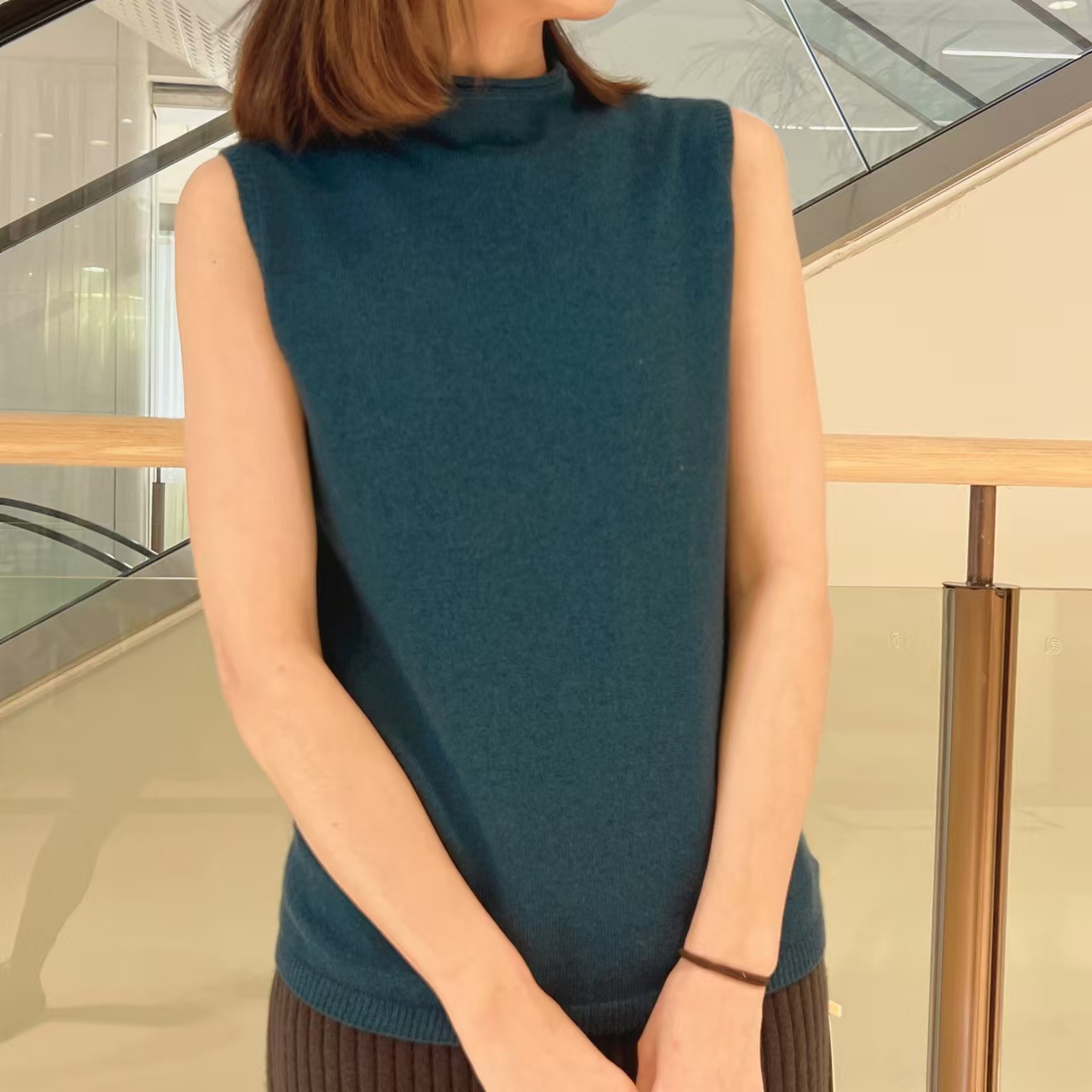 【雅丹】友好简约气质针织背心打底卷边半高领无袖时尚叠穿针织马甲