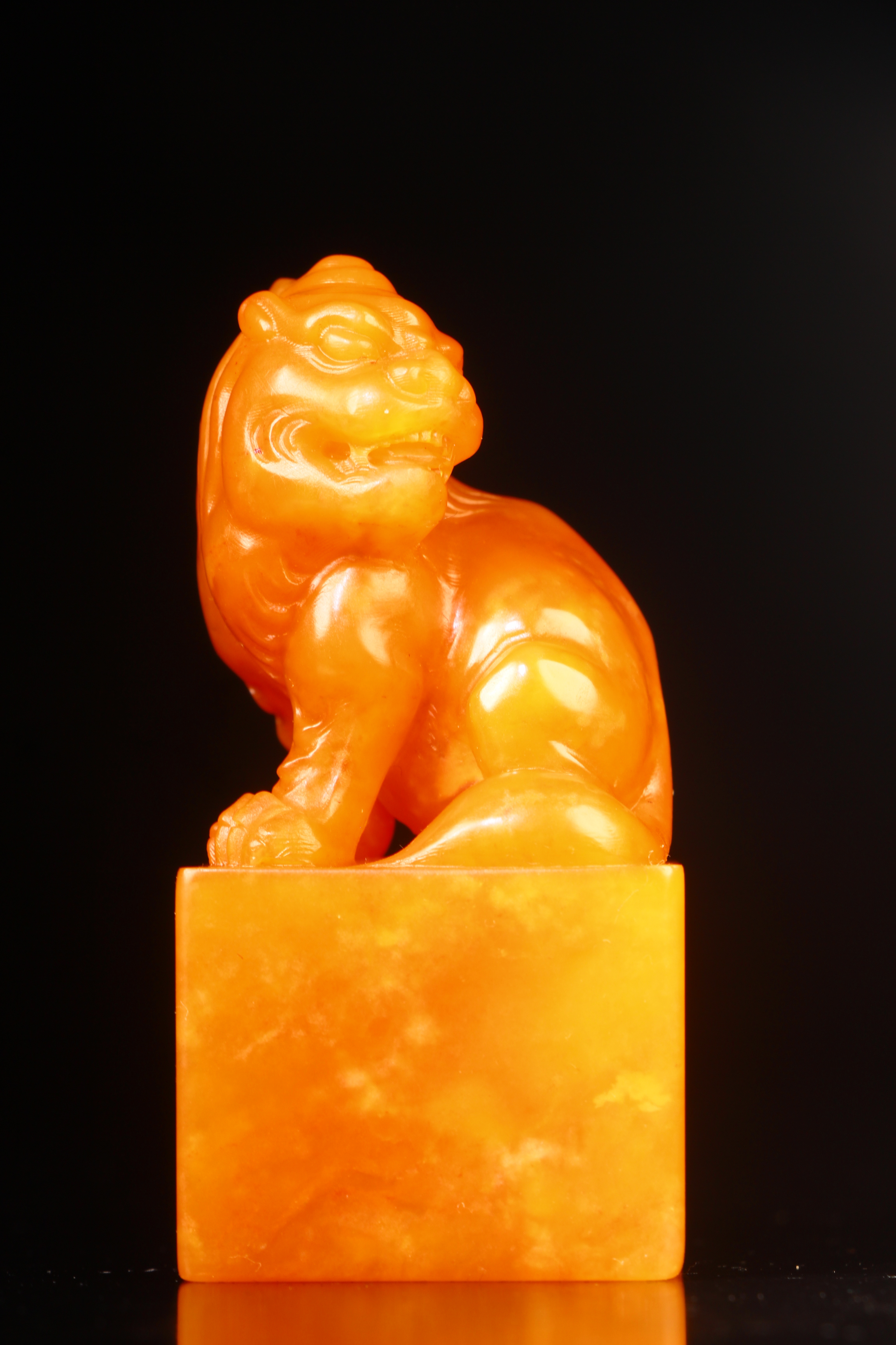 精品麦芽黄田黄冻 瑞兽呈祥 规格：6.7×3.2×3.2cm 重量：114.9g    