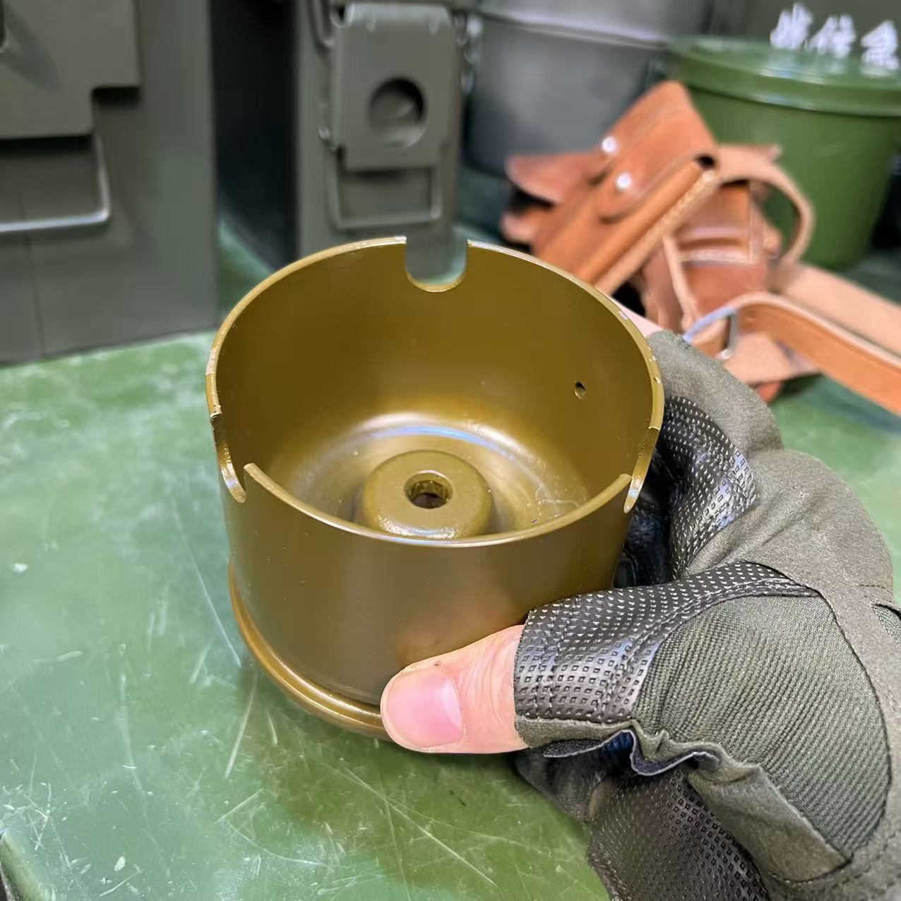 正品老货烟灰缸笔筒办公文具黄绿色57