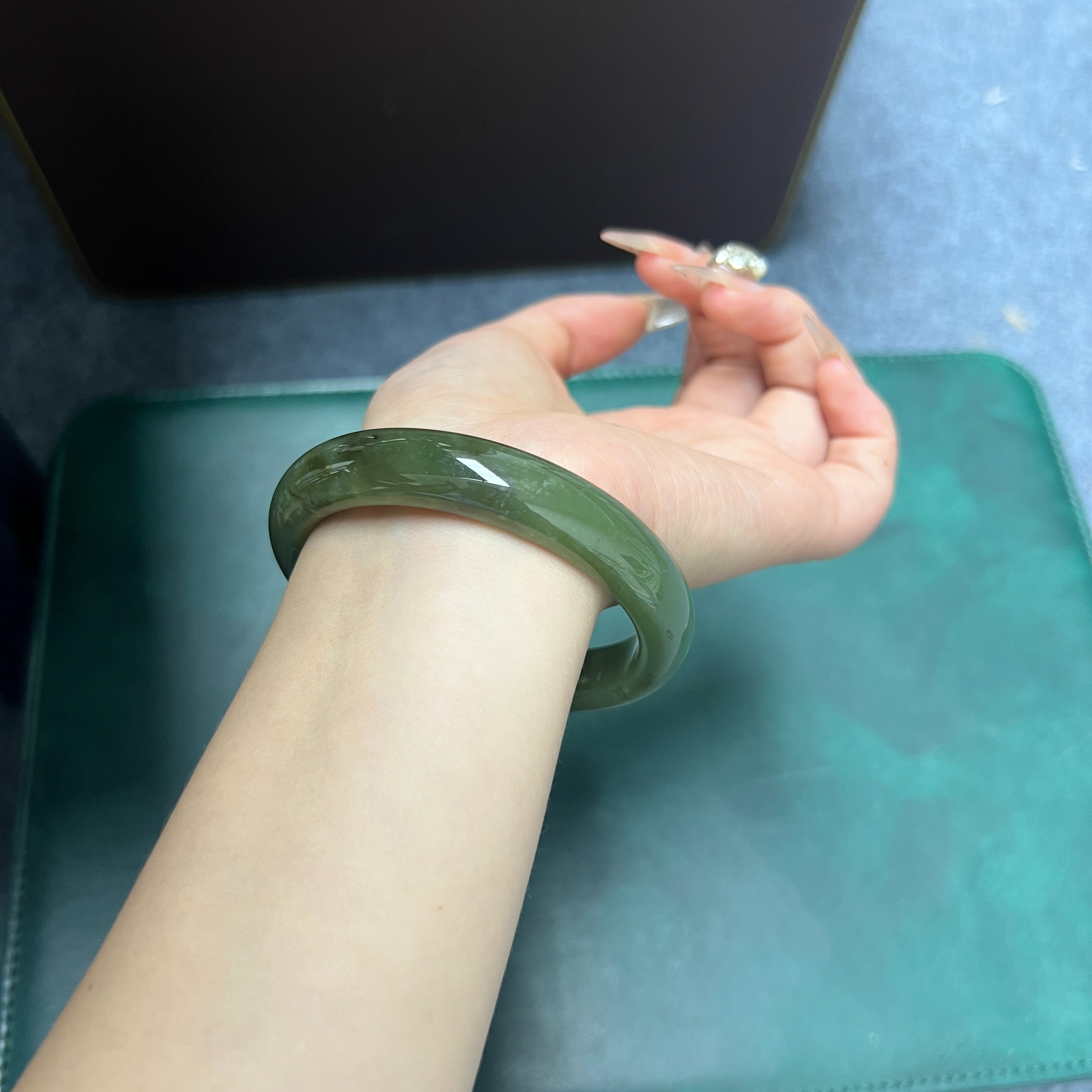 新疆若羌青黄口牛油果色正装和田玉手镯颜色微差多样性发货