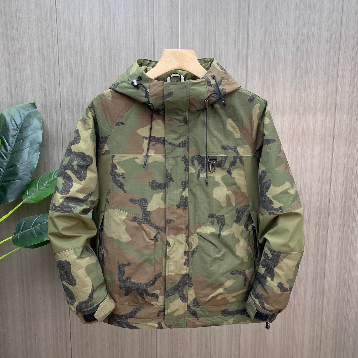 户外大口袋工装迷彩连帽冲锋衣外套男潮流新款时尚宽松防风上衣潮