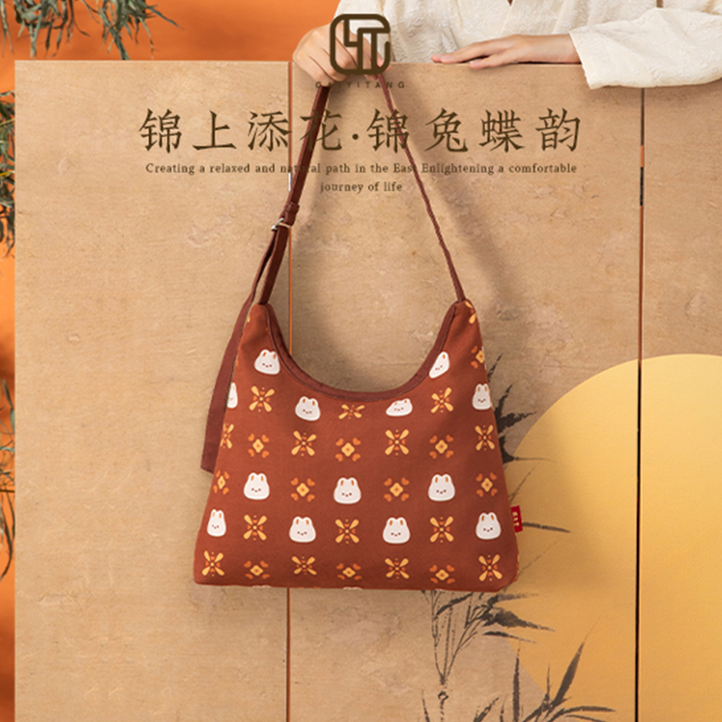 彩衣堂国风秋冬单肩斜挎腋下大容量通勤包学生女拉链锦兔蝶韵AC