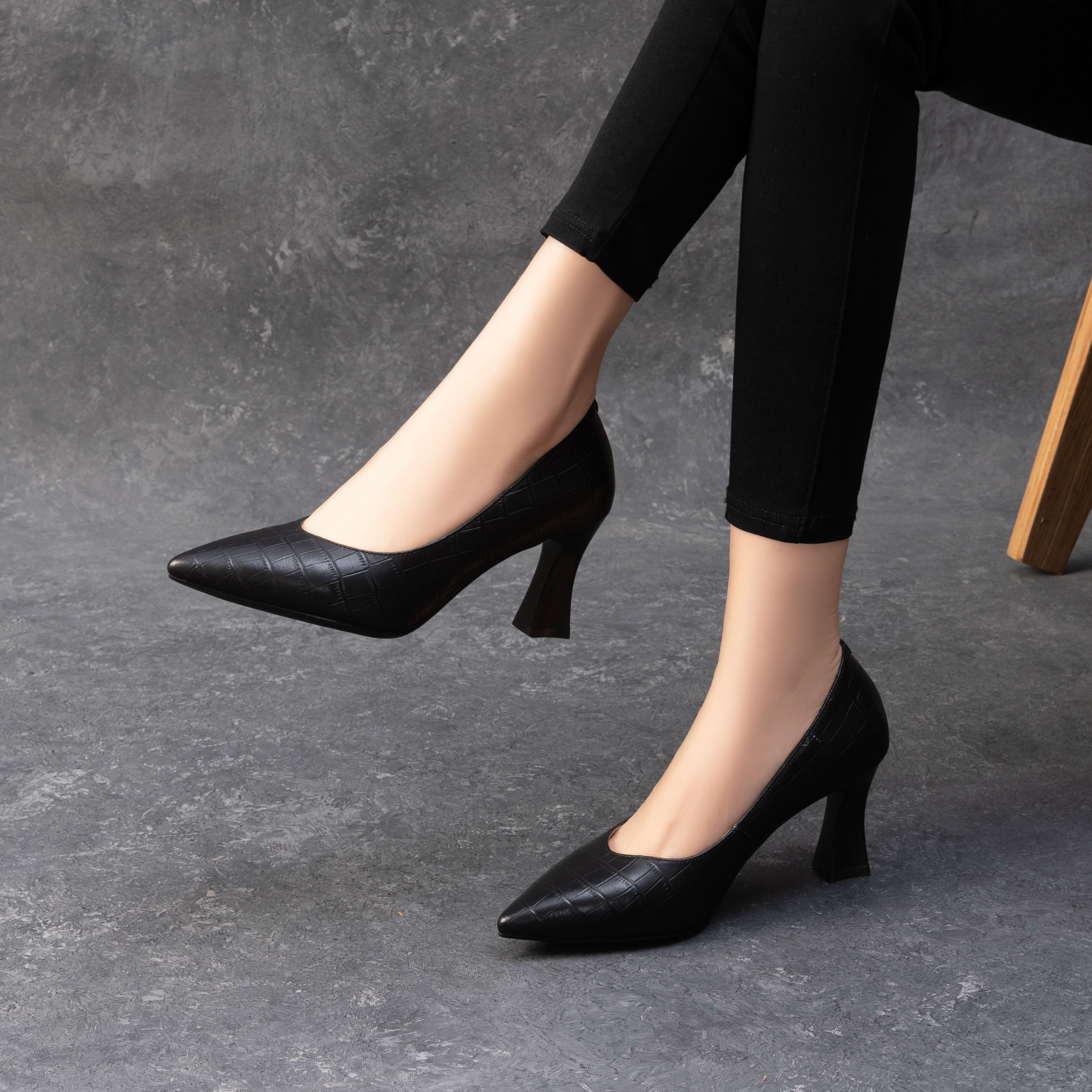 舒适春秋季浅口气质尖头高跟通勤软底女皮鞋时尚百搭软皮细跟单鞋