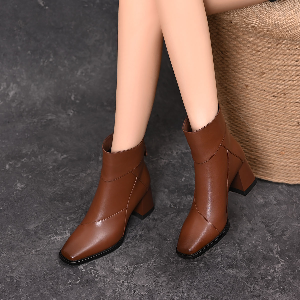 舒适复古粗跟短靴女2025年秋冬季新款棕色瘦瘦靴英伦风高跟马丁靴