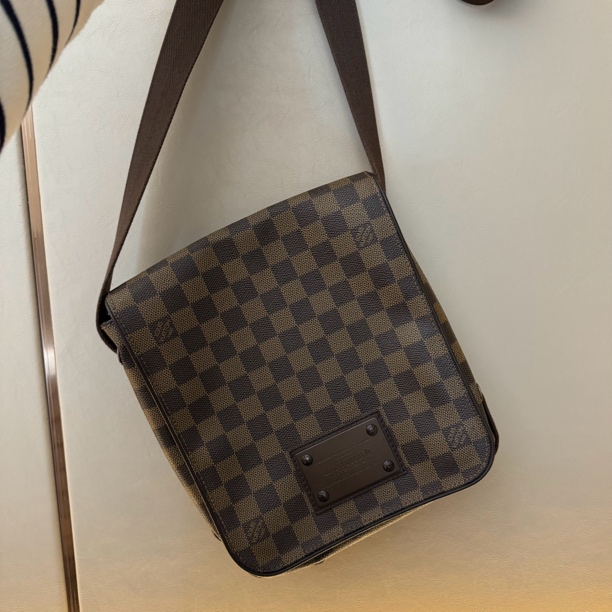 95新 LV Lv棕色经典棋盘格 布鲁克林斜挎男士包