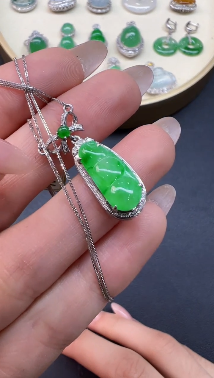 【闪购商品】翡翠套链18K金镶嵌33豆子