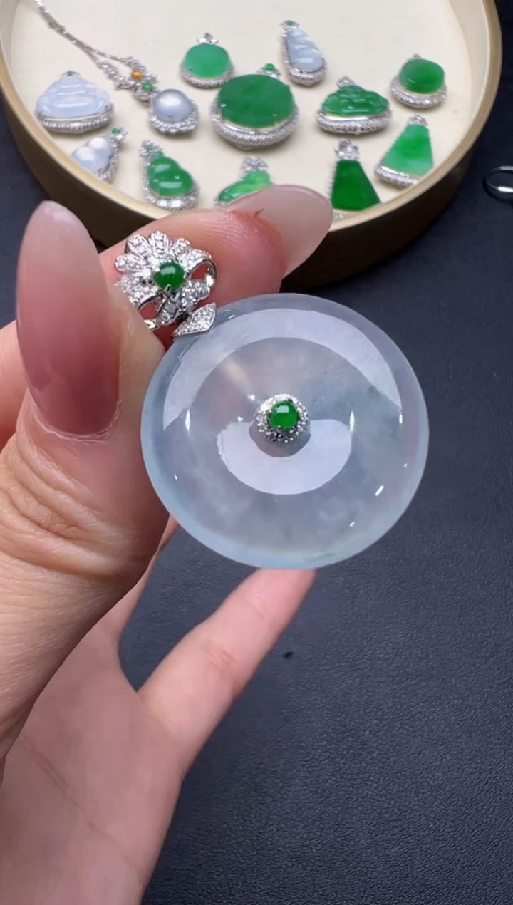 【闪购商品】翡翠吊坠(不含链)18K金镶嵌121扣子