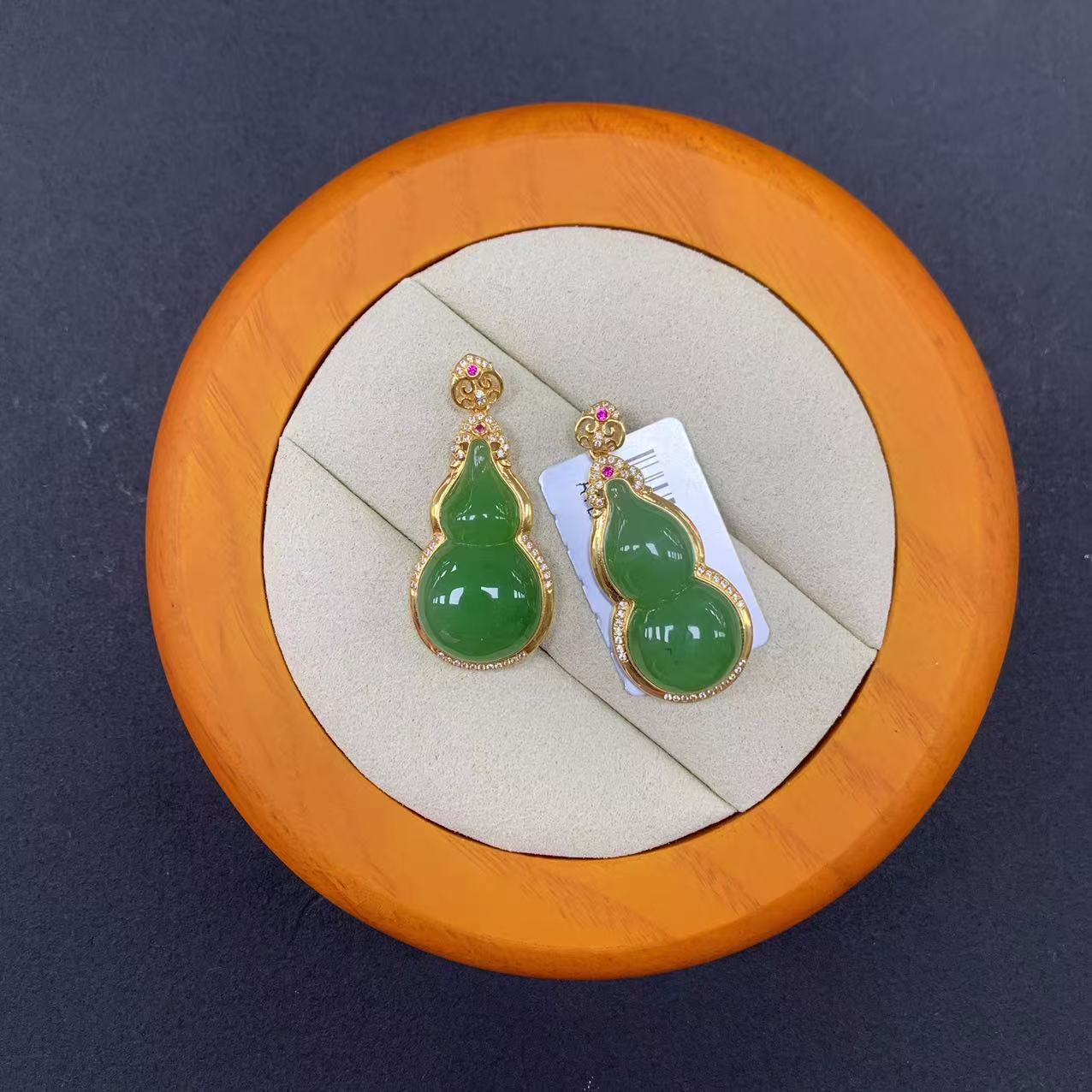 【东哥臻选】和田碧玉辣色苹果绿18k葫芦吊坠 多样性发一件 A1D2535