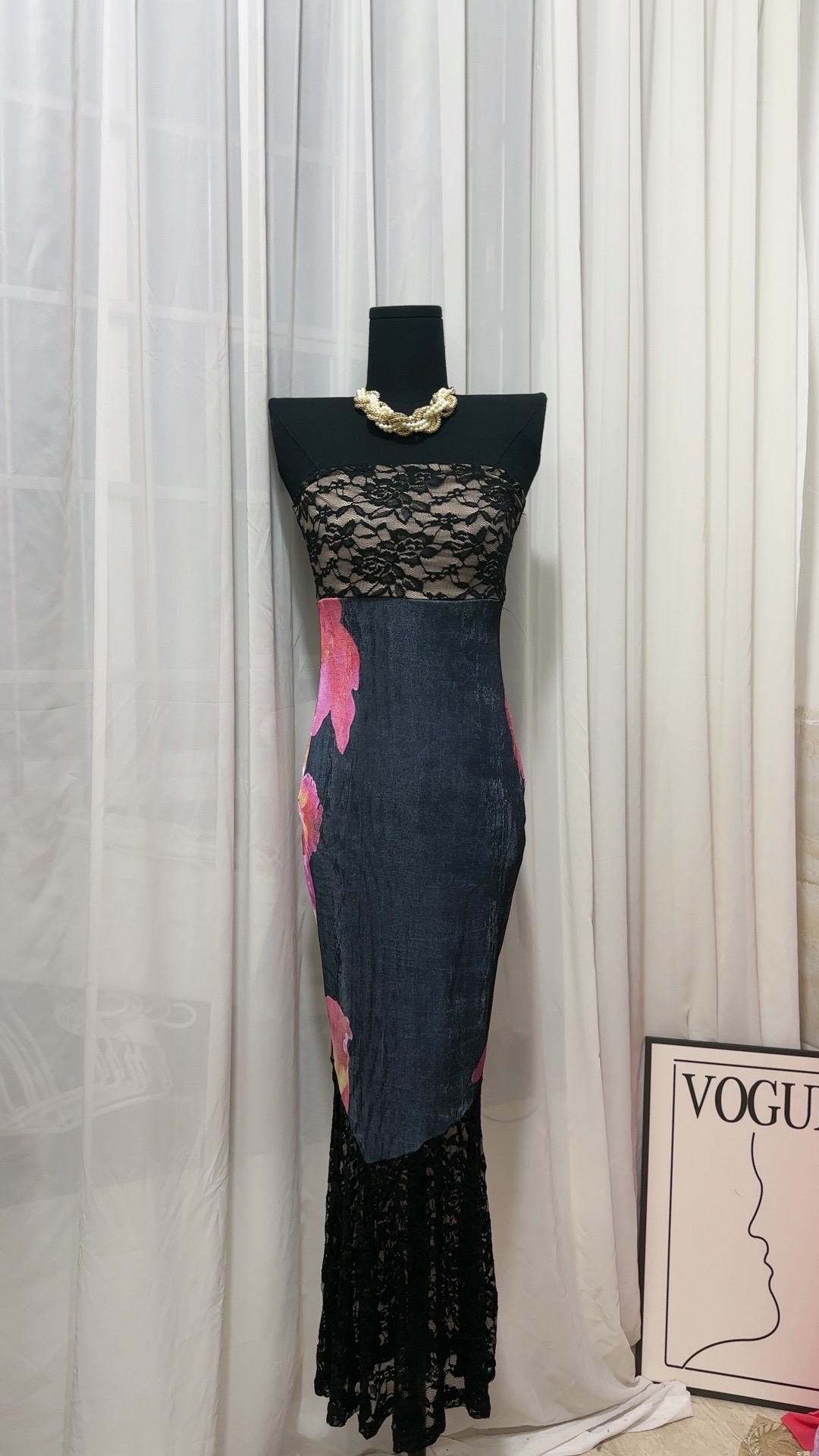 牛奶丝拼接蕾丝连衣裙