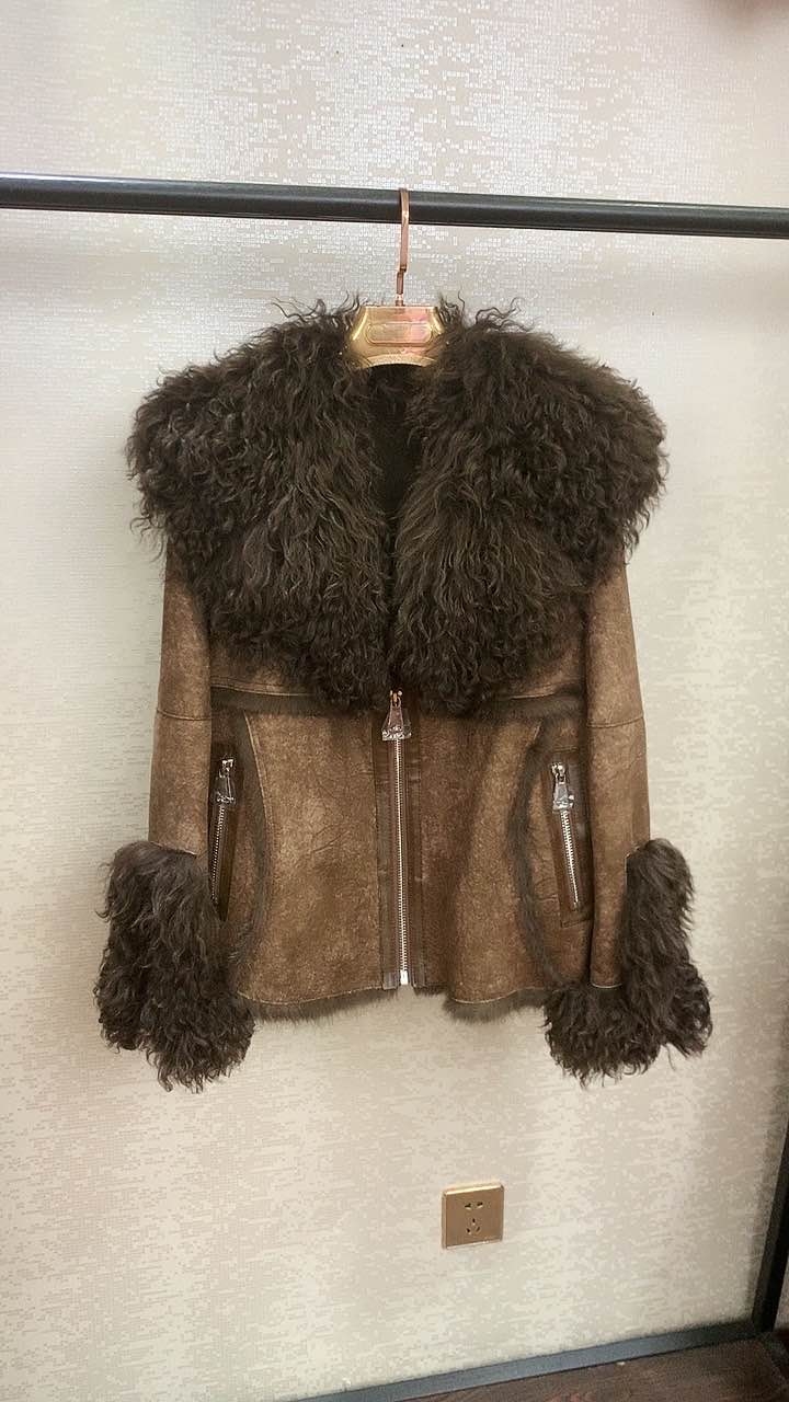 24年新款设计师女款冬季兔皮毛一体羊毛领加长款777真毛外套短款