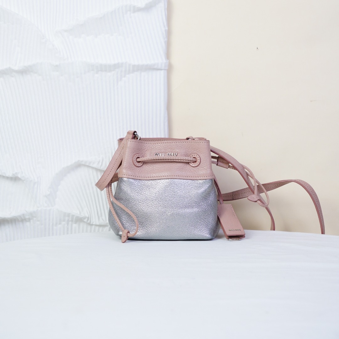 95新 MIU MIU/缪缪 MIUMIU 抽绳水桶斜跨包 TH32122224