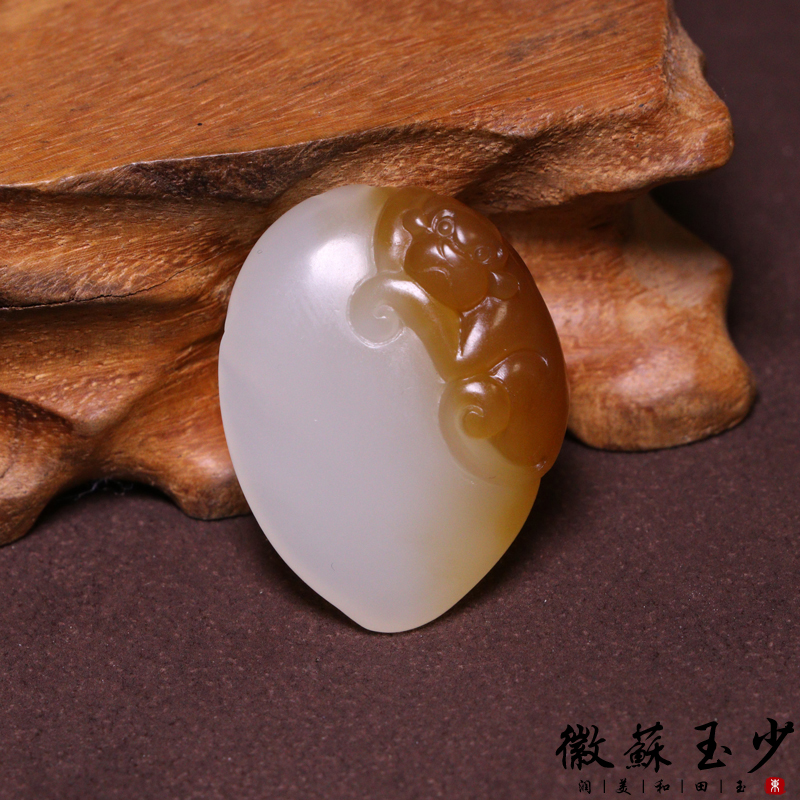 徽苏玉少 新疆和田玉 且末糖白玉灵猴献寿俏色精雕吊坠12.8g