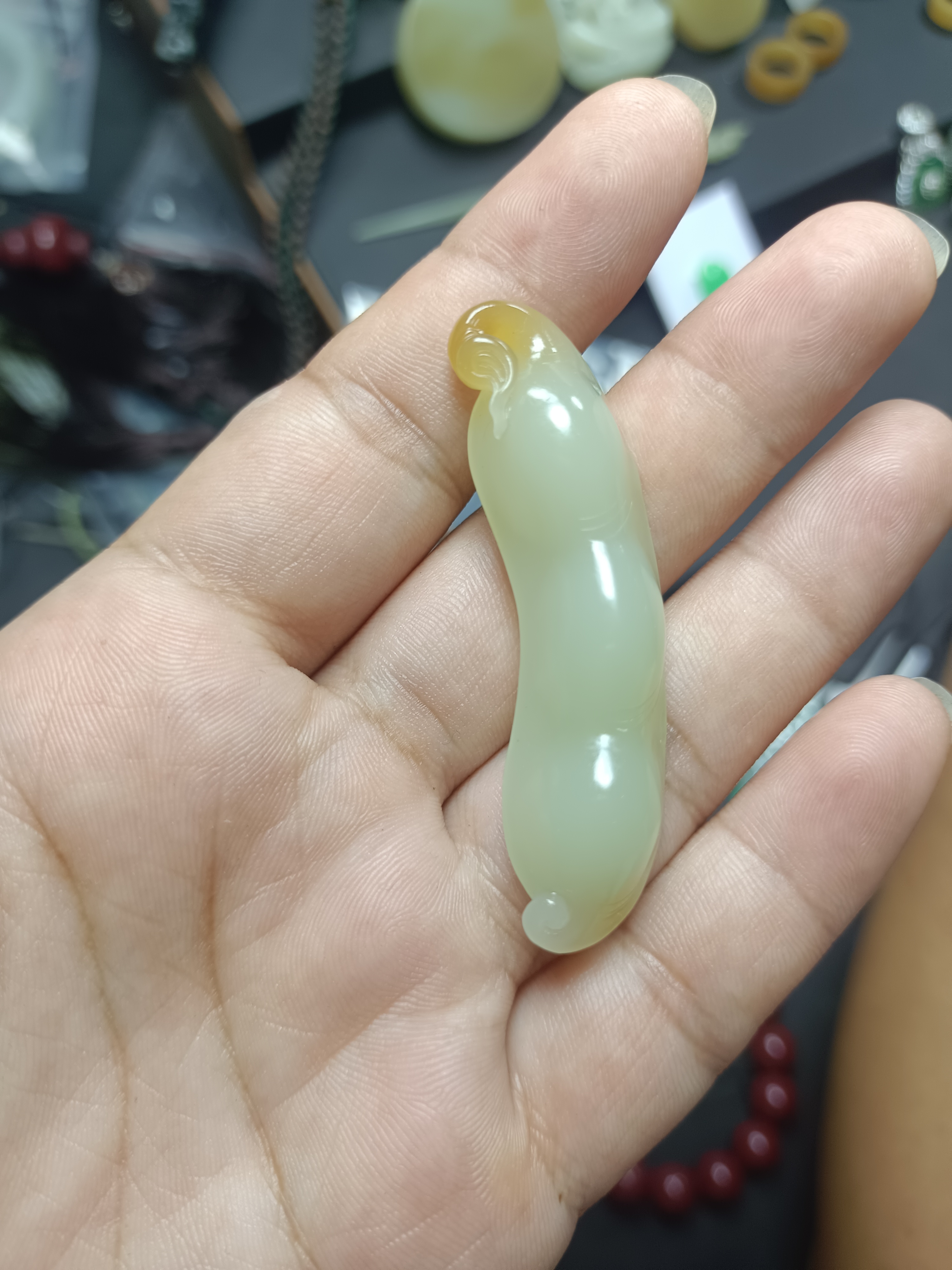 和田玉且末料挂坠