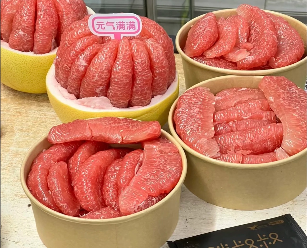 现剥红心蜜柚一个