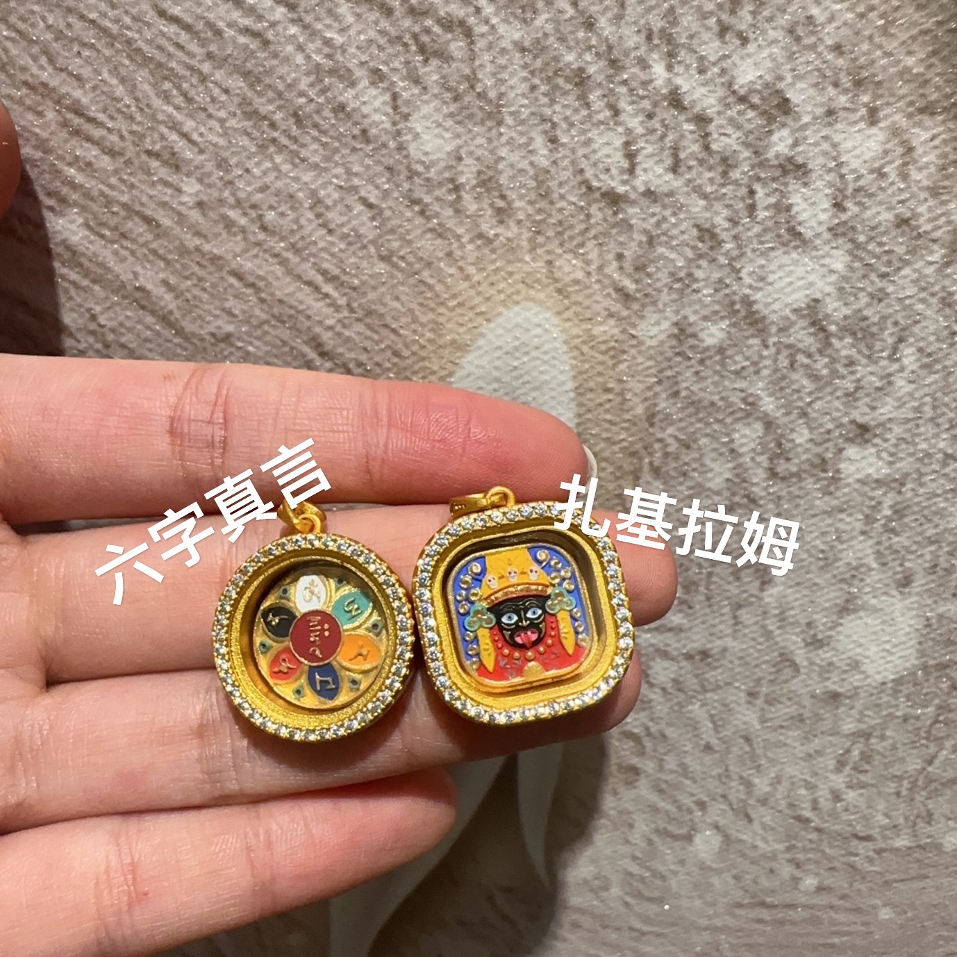 方形镶钻清韵唐卡吊坠立体唐卡扎基拉姆本尊和六字真言