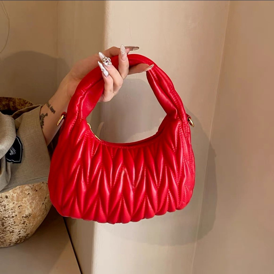 小包包女式2024新款秋冬褶皱云朵包高级银色单肩斜挎包时尚小拎包