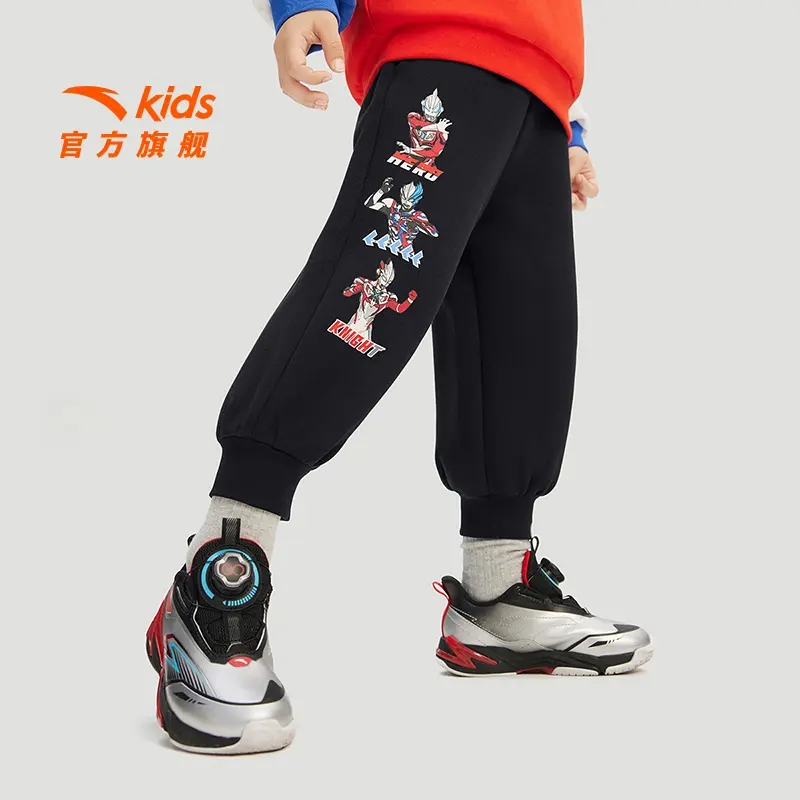 安踏儿童男童针织运动长裤2025春季新款舒适亲肤儿童运动裤奥特曼