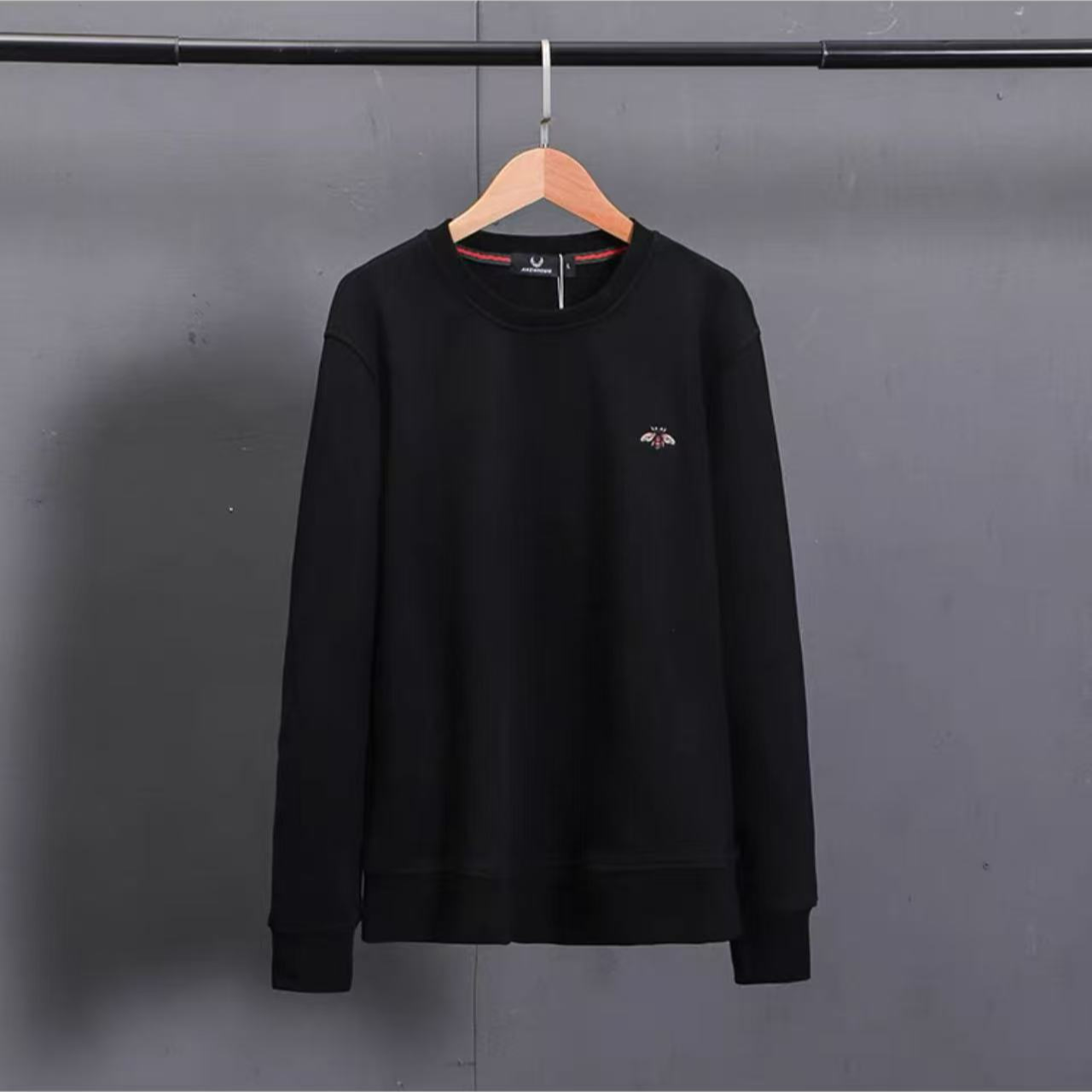 2024新款黑色小蜜蜂刺绣针织卫衣男士