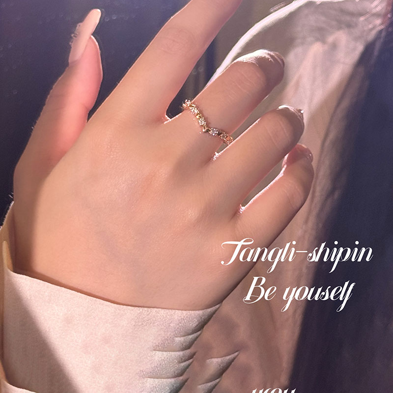 铜合金合成锆石戒指 语花印时尚轻奢皇冠戒指香槟金FS836百搭叠戴
