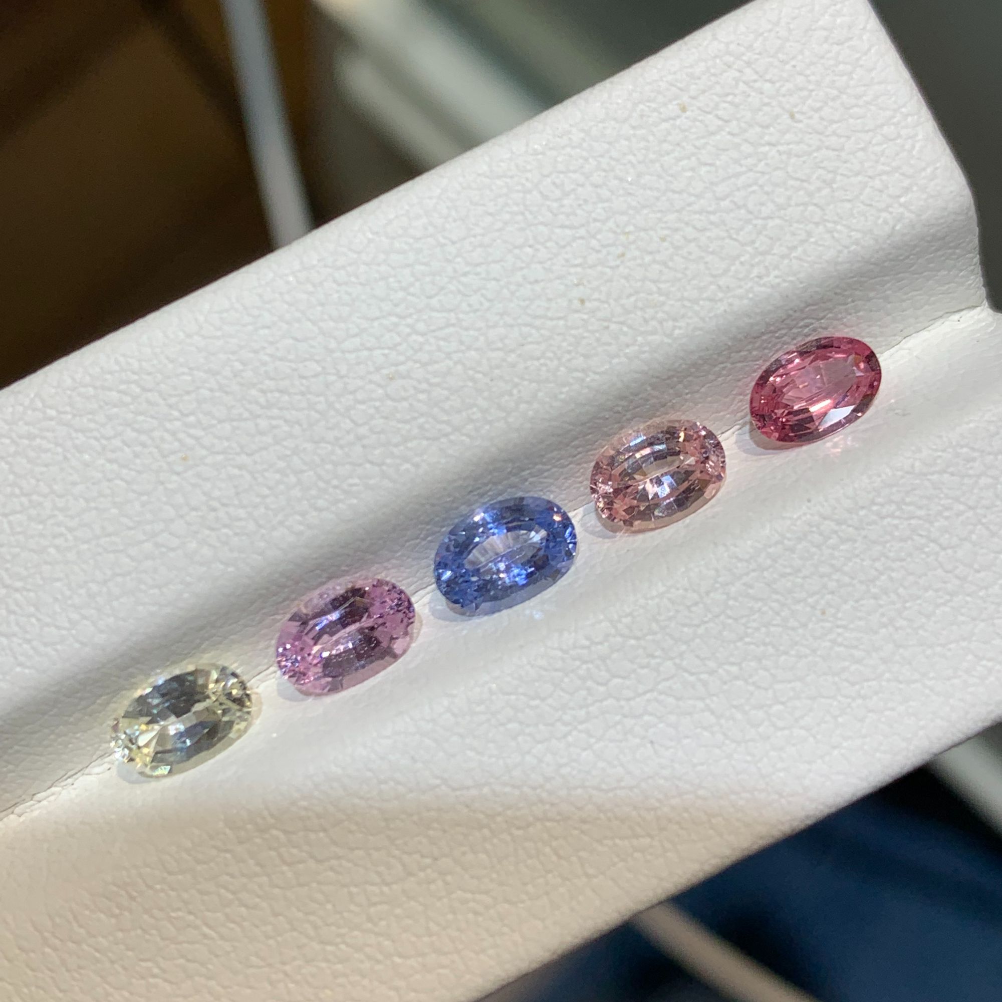 天然无烧彩蓝宝帕帕拉恰手链裸石2.98克拉