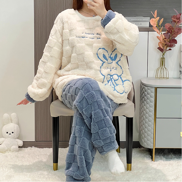 珊瑚绒睡衣女秋冬季新款春加绒加厚保暖卡通宽松圆领家居服套装