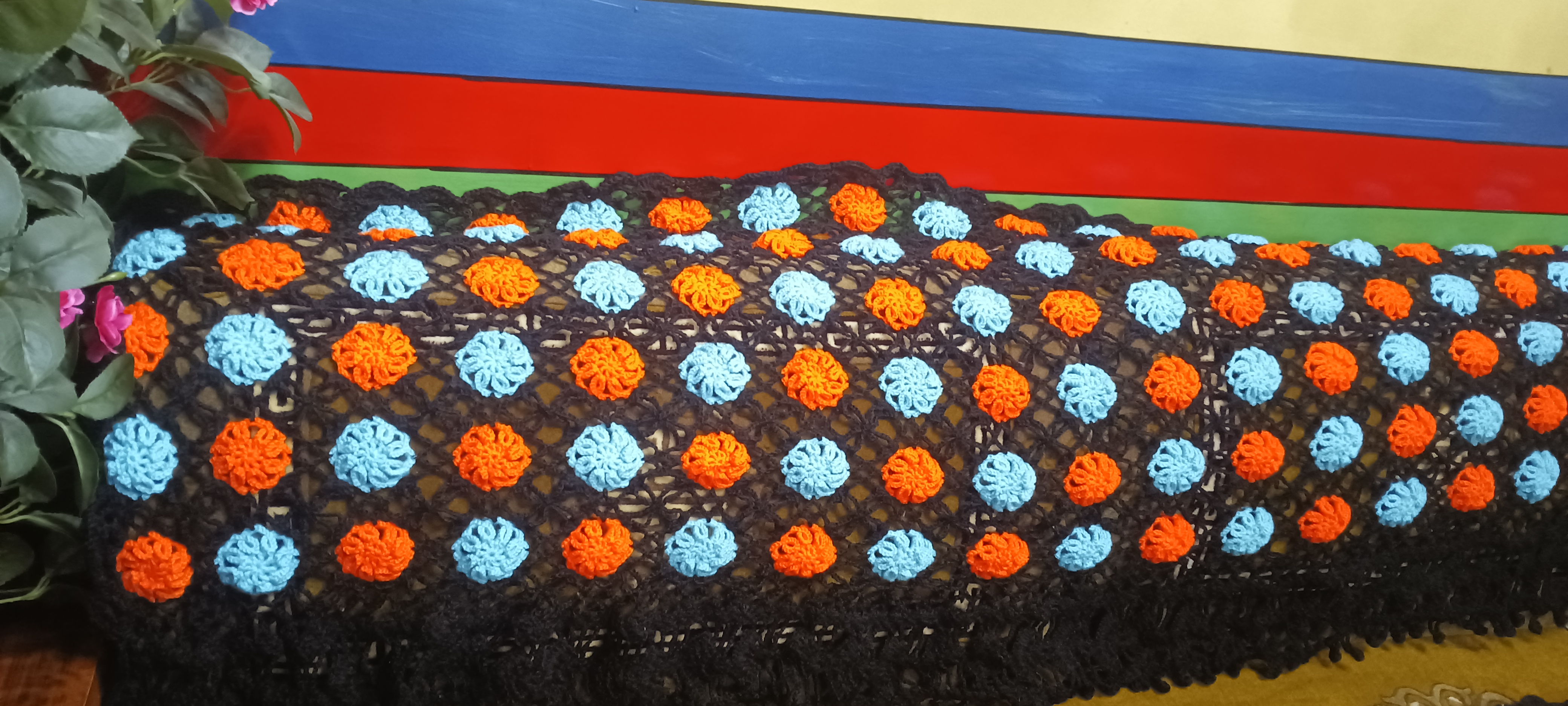 电视上钩针钩好的，电视上套的