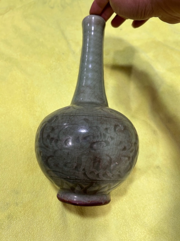 宋代泉龙窑刻花胆瓶