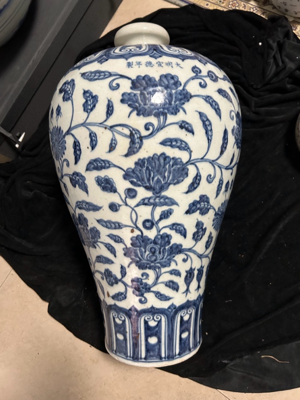 青花缠枝花卉梅瓶高53