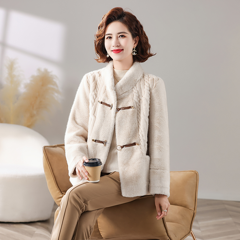 年轻妈妈秋冬仿水貂绒外套2024新款中老年女大衣阔太太洋气保暖衣