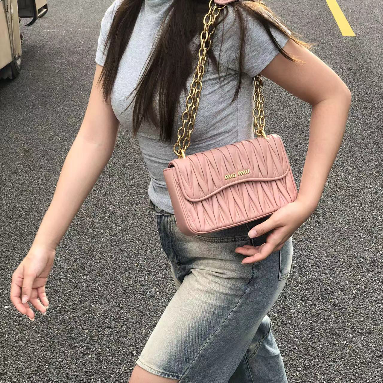 95新 MIU MIU/缪缪 miumiu粉色褶皱仙女链条单肩斜挎包