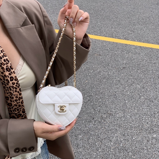 95新 Chanel/香奈儿 公主的白金爱心香香皮穿链斜挎包白色气质