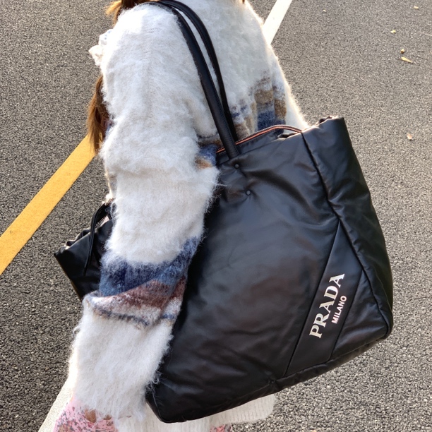 95新 Prada/普拉达 新款黑银巨帅超软超大泡芙包