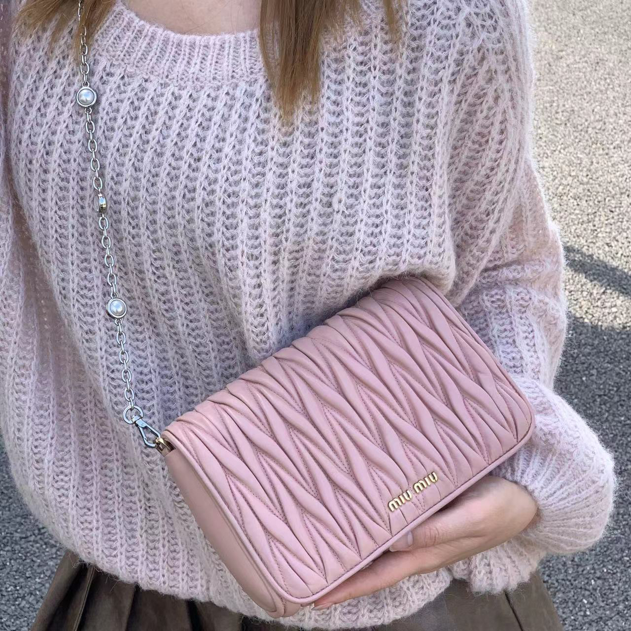 95新 MIU MIU/缪缪 缪缪粉色方胖子斜挎包宝石链后配