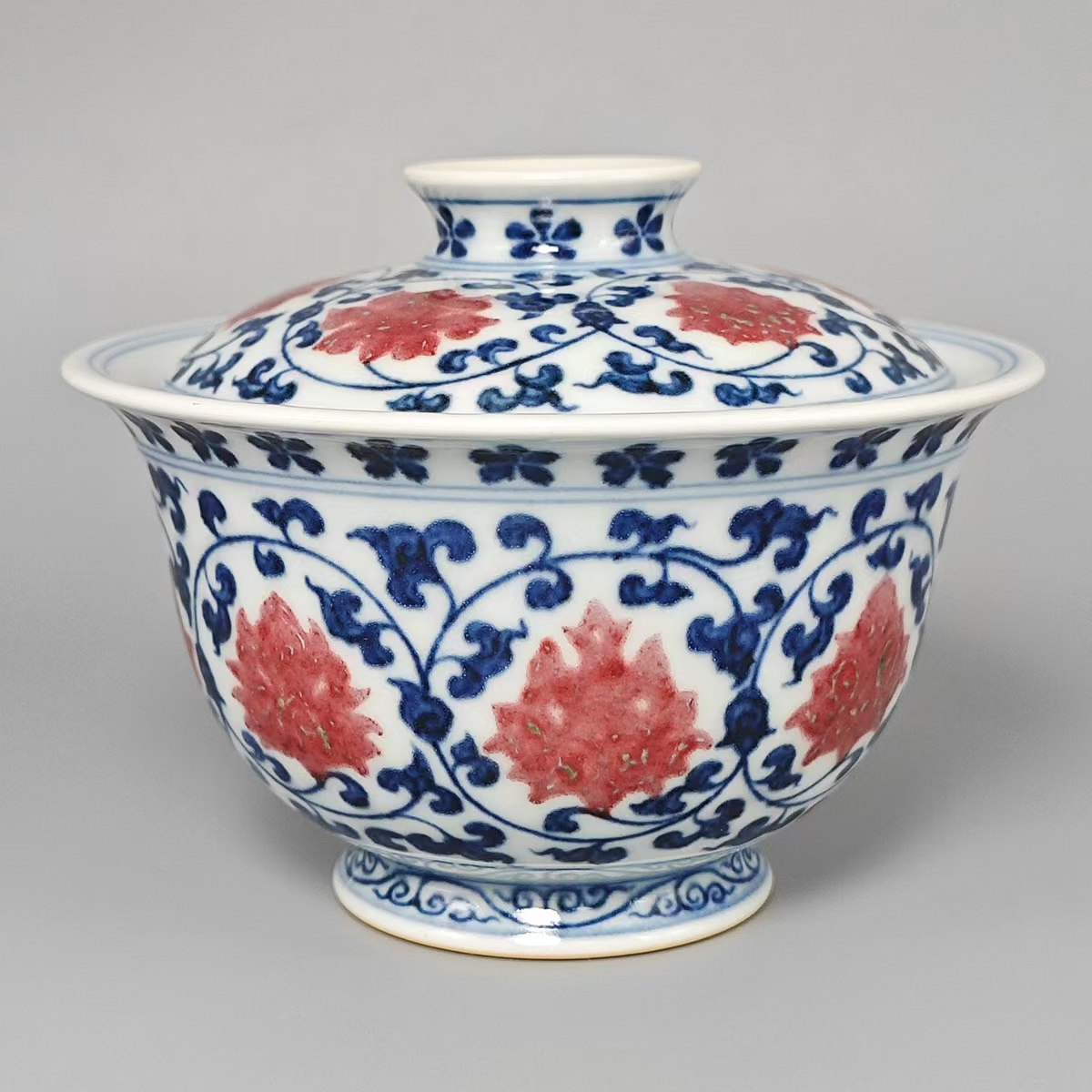 不染山房青花釉里红缠连枝盖碗