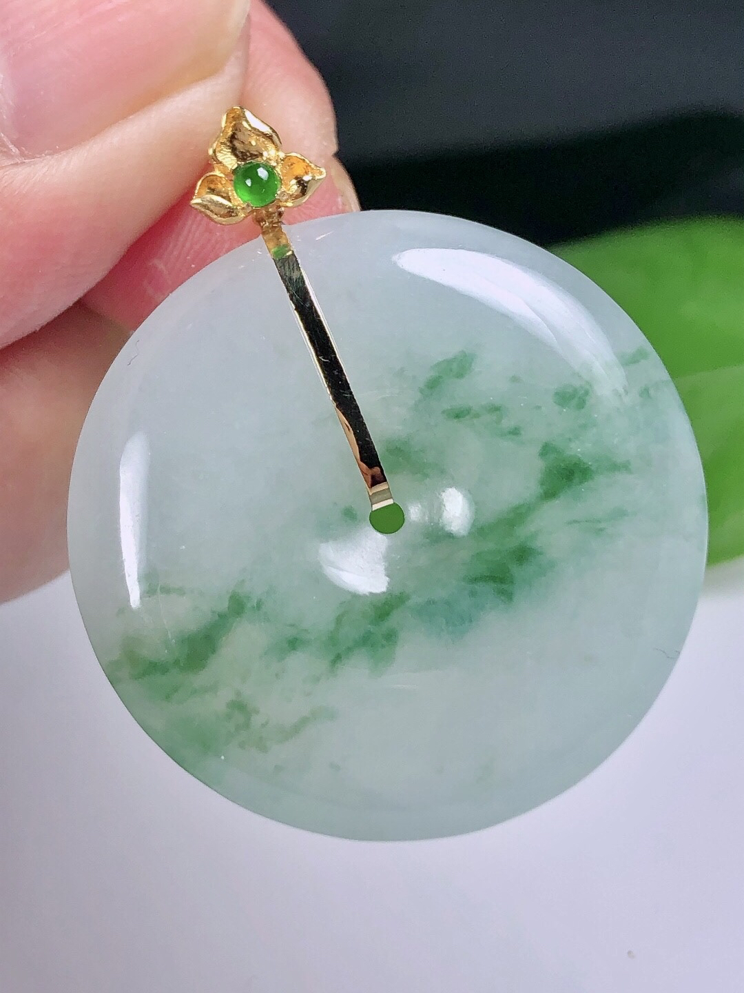 缅甸天然翡翠A货，18K金镶嵌冰种飘花平安扣吊坠挂件精美冰透气质。