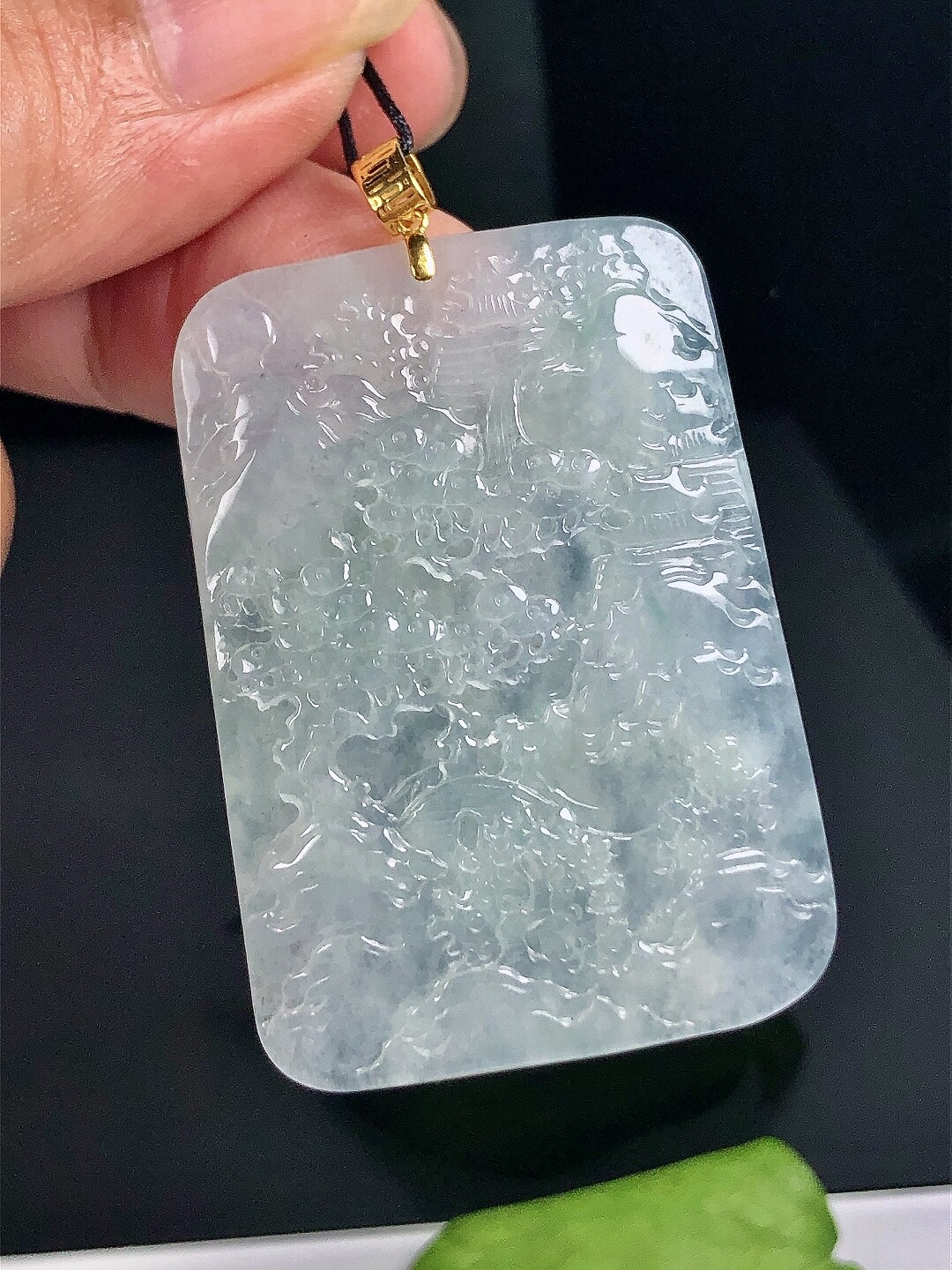 缅甸天然翡翠a货，18k镶嵌通透晶莹老坑冰种山水牌吊坠精雕冰透。