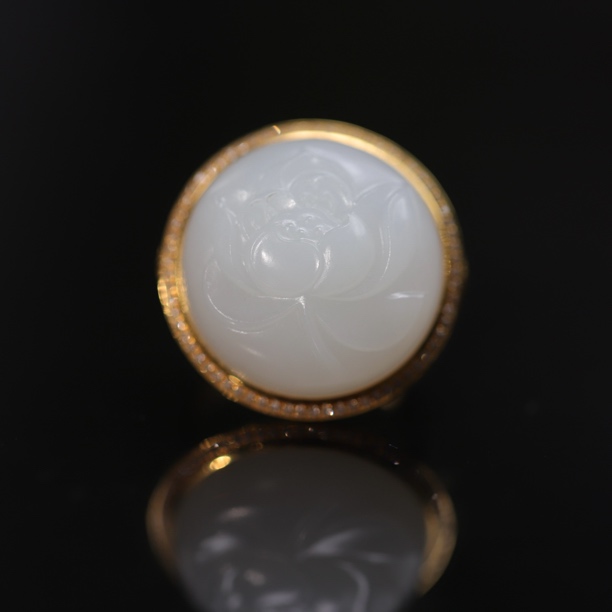 新疆和田玉18K金荷花戒指苏工雕刻莲花圆牌气质精美时尚精致