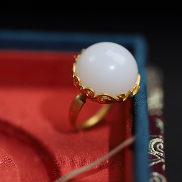 新疆和田玉莲花如意圆戒18K金圆蛋面戒指宝相花中国风中式饱满