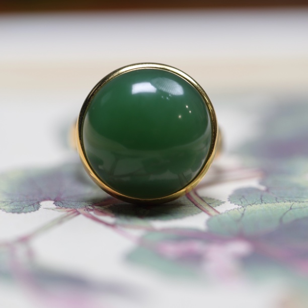 碧玉圆蛋面戒指和田玉18K金绿色气质时尚复古简约个性